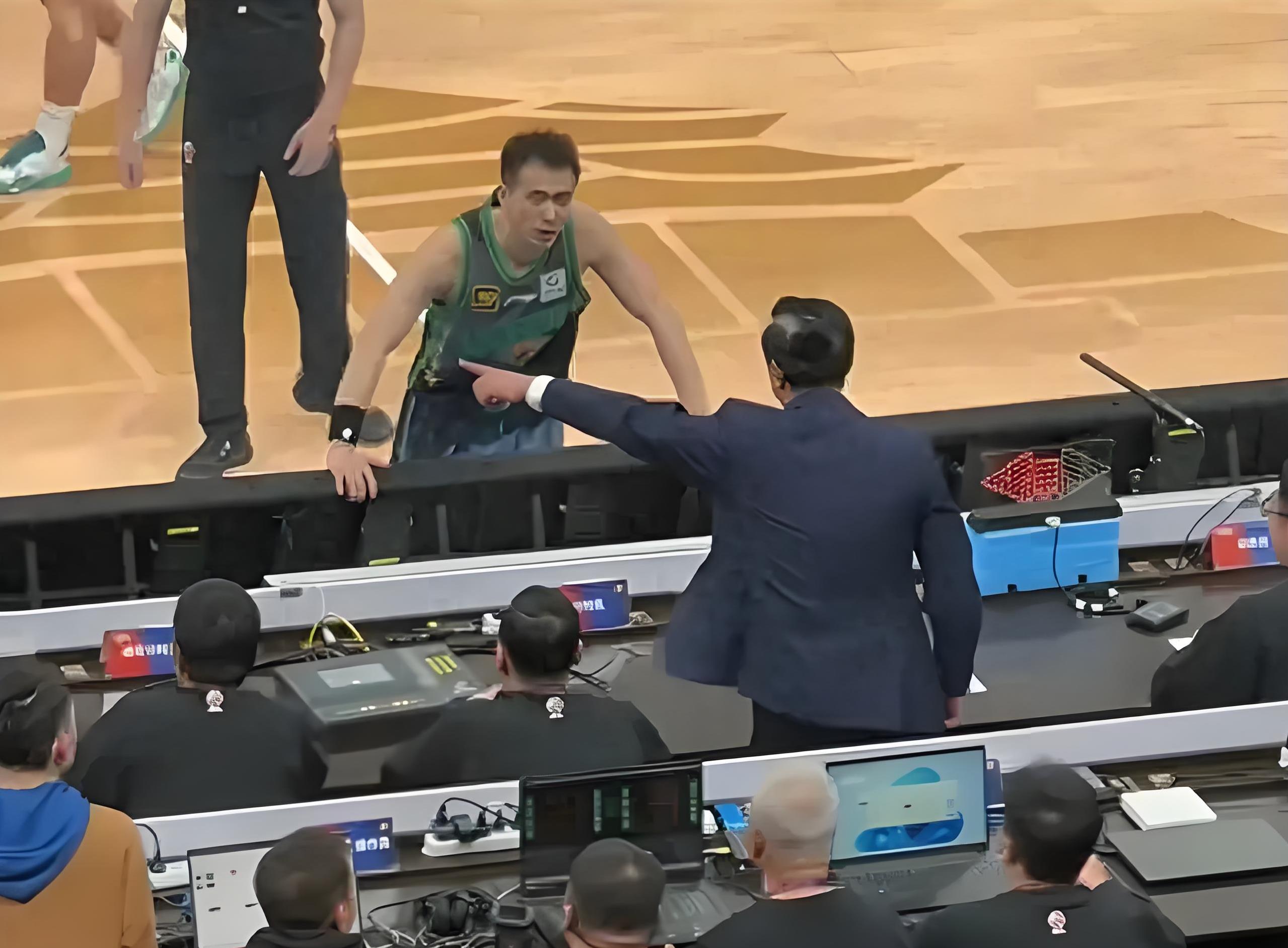 赛场上的惊险时刻让球迷们情绪激动不已