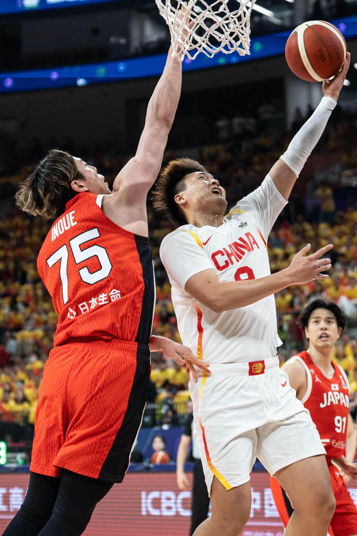 球员在最新篮球比赛中获得关键胜利