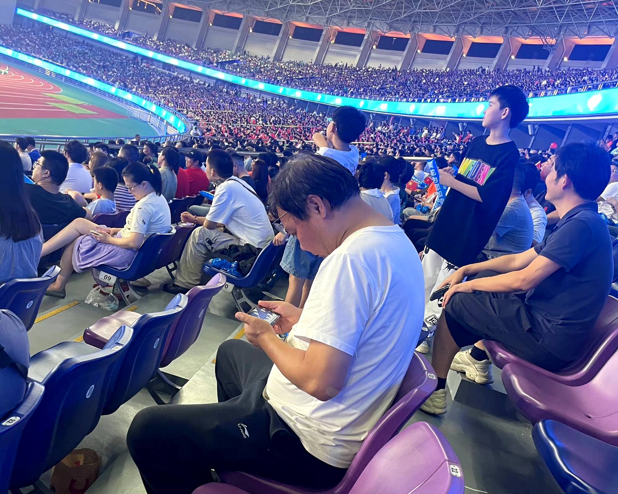 精彩的比赛场面引发粉丝热情的简单介绍