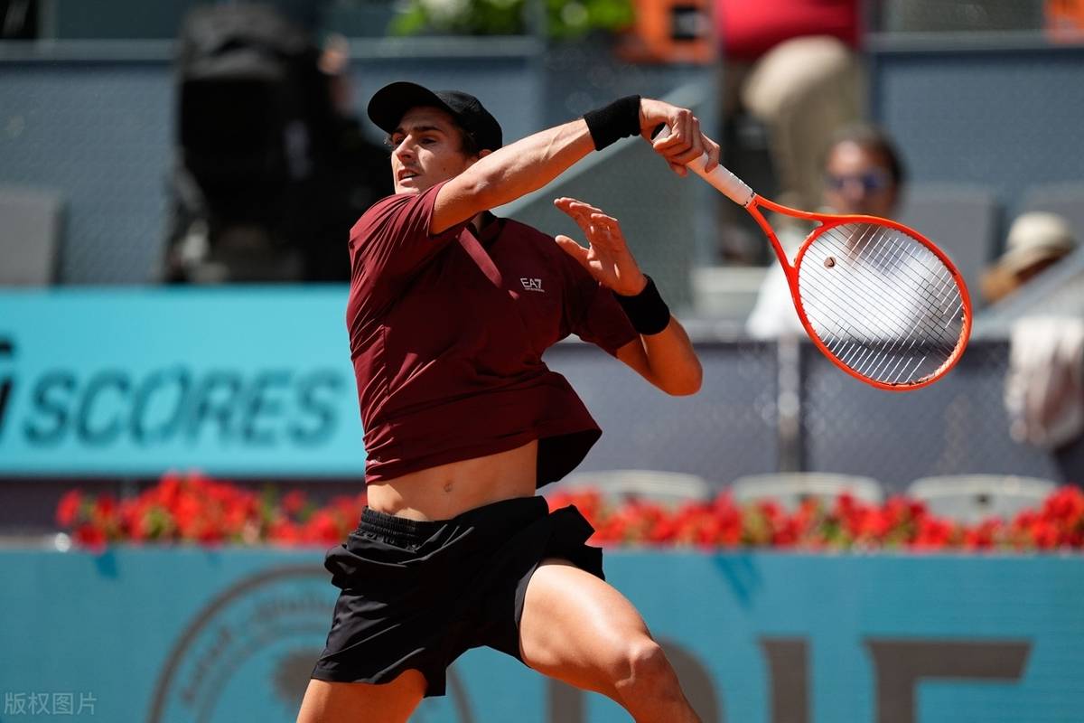 关于法国网球队横扫西班牙网球队，德约科维奇高光表现的信息